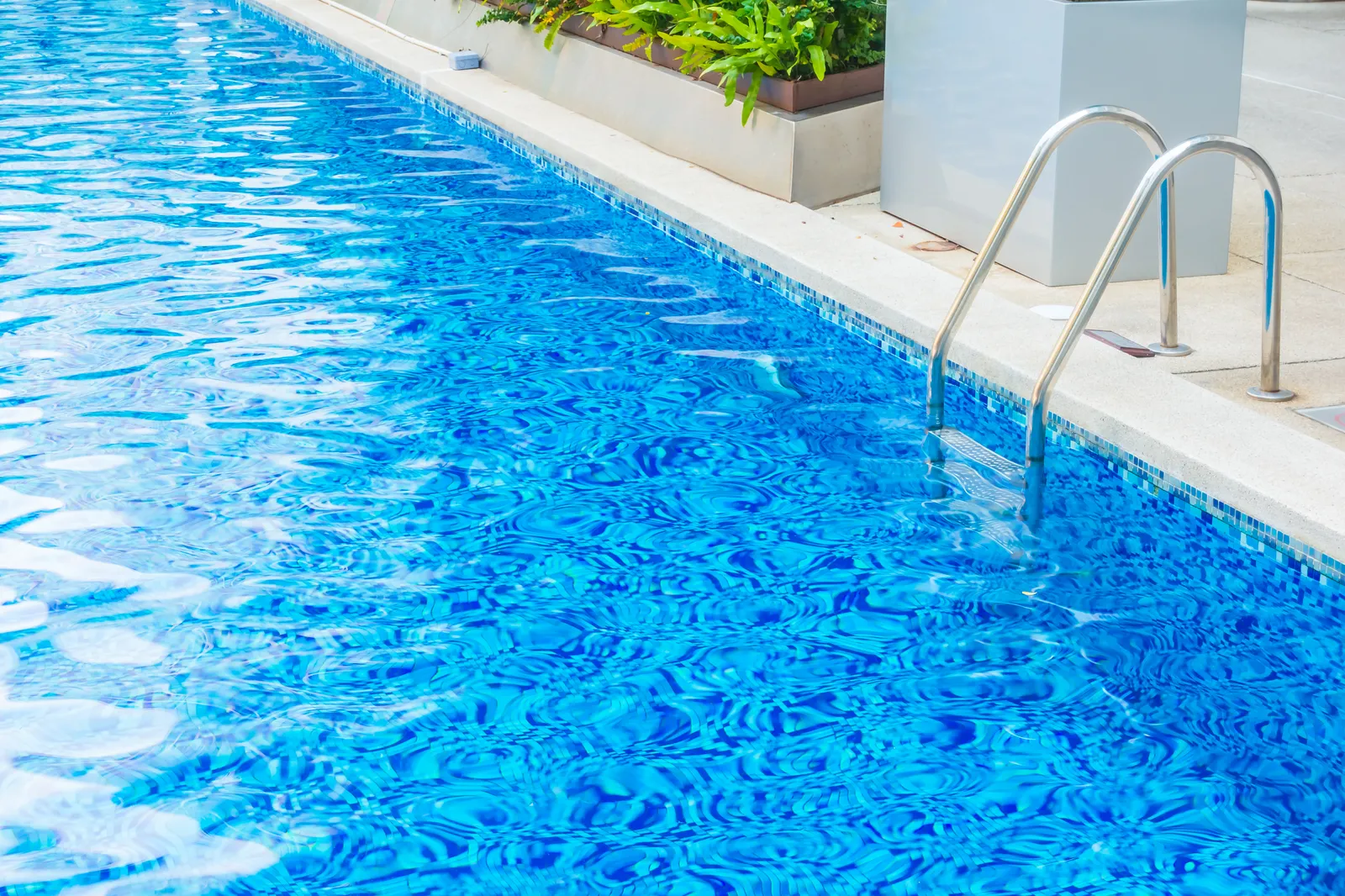 Quais cuidados devo tomar para construir uma piscina em casa?