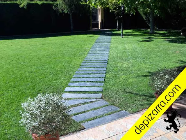 Cómo construir senderos y caminos de pizarra sobre césped
