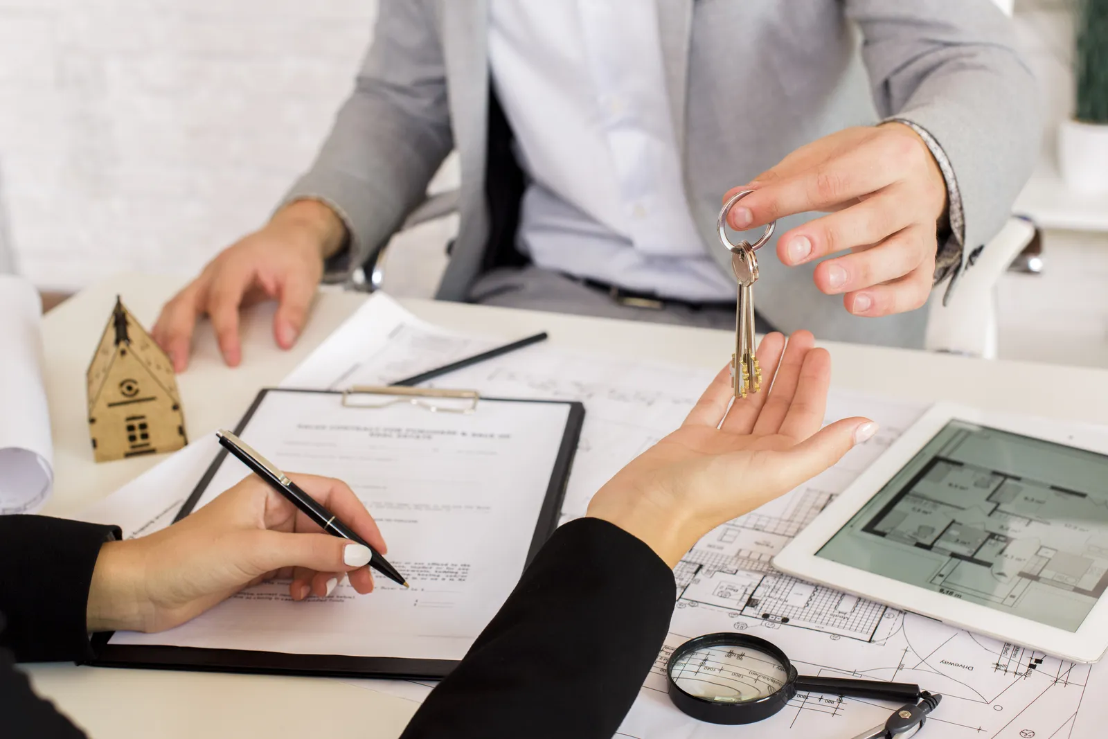 Guía sobre cómo cambiar la titularidad en una vivienda: pasos y consideraciones